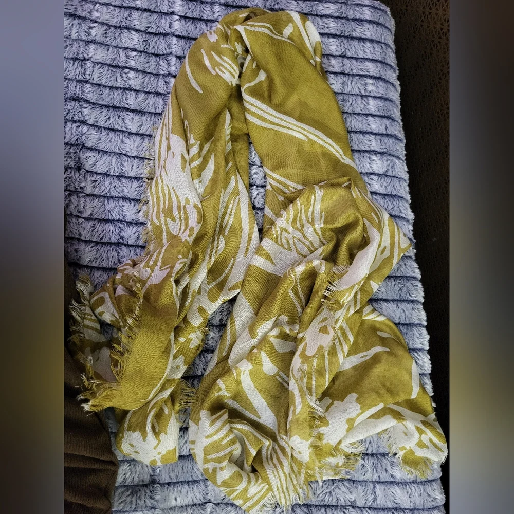 Nwot Nordstrom Mustard Leaf Print‎ Lightweight Scarf